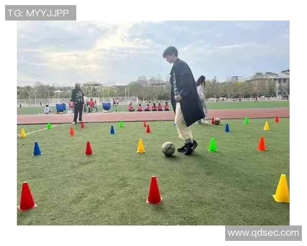 足球长袜的选择与搭配技巧让你在赛场上尽显风采与舒适体验